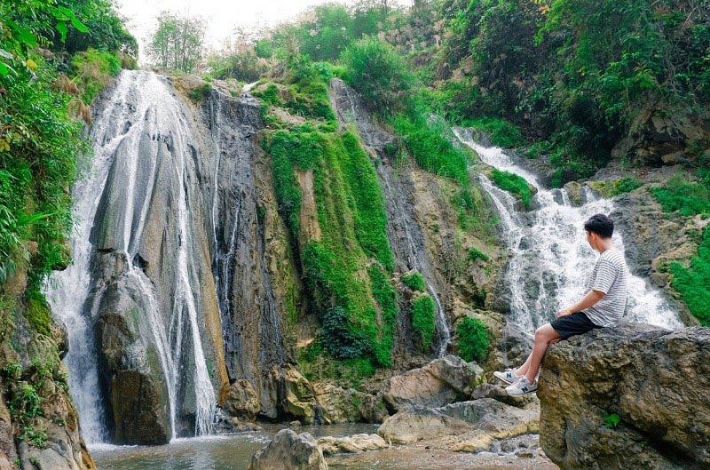 Gò Lào là một trong những thác nước hùng vĩ nhất Mai Châu