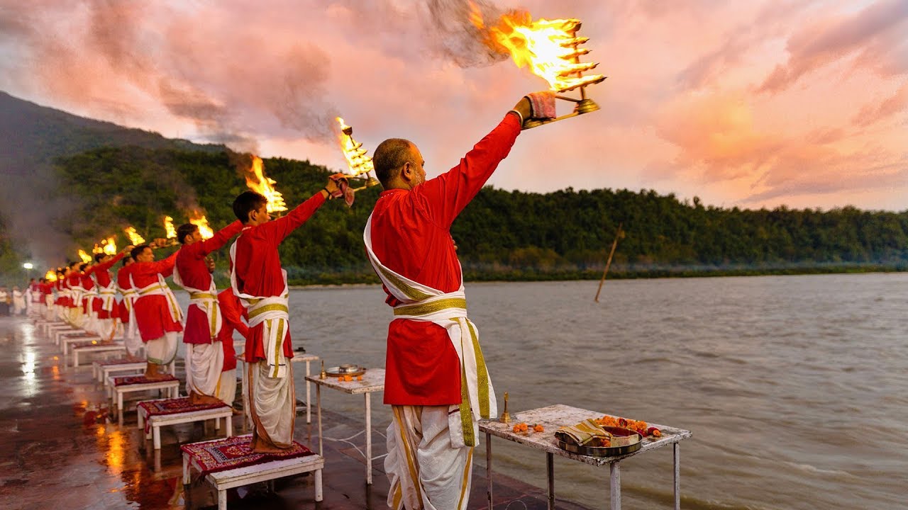 Tham dự lễ Ganga Aarti là một trải nghiệm đầy cảm hứng và tâm linh mà bạn không thể bỏ lỡ khi đến thăm Haridwar.