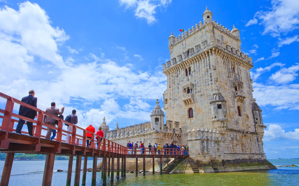 Tháp Belém (Belém Tower) là một pháo đài năm tầng nằm ở quận Belém của Lisbon, Bồ Đào Nha.