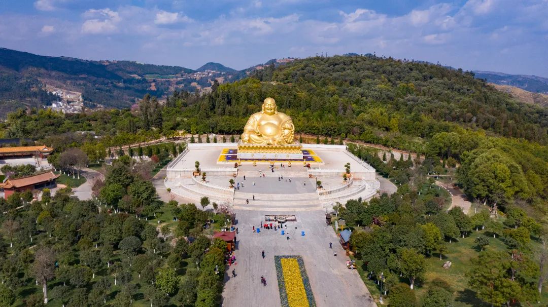 Toàn bộ lớp ngoài tượng Phật Di Lặc được mạ vàng 24K, lấp lánh dưới ánh nắng.