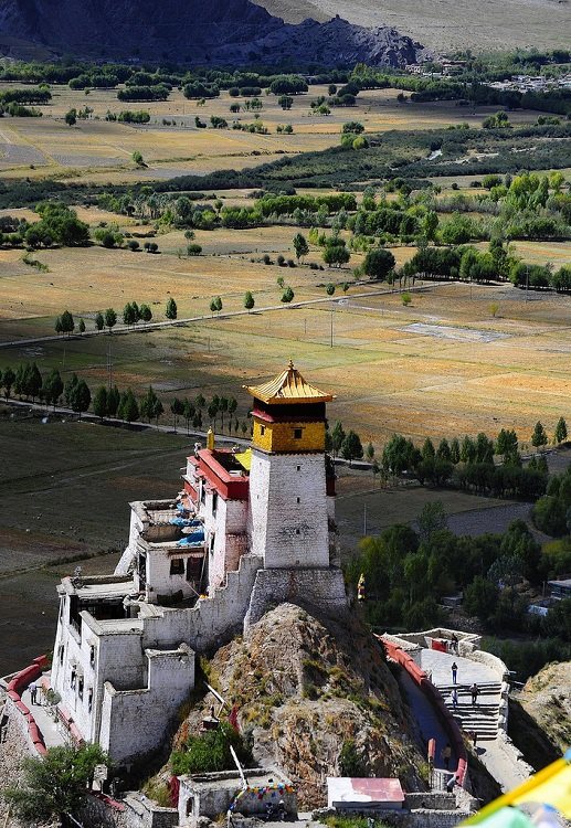 Cung điện Yumbu Lhakhang được xây dựng cho vị Vua Tây Tạng đầu tiên vào thế kỷ 2 trước Công nguyên.