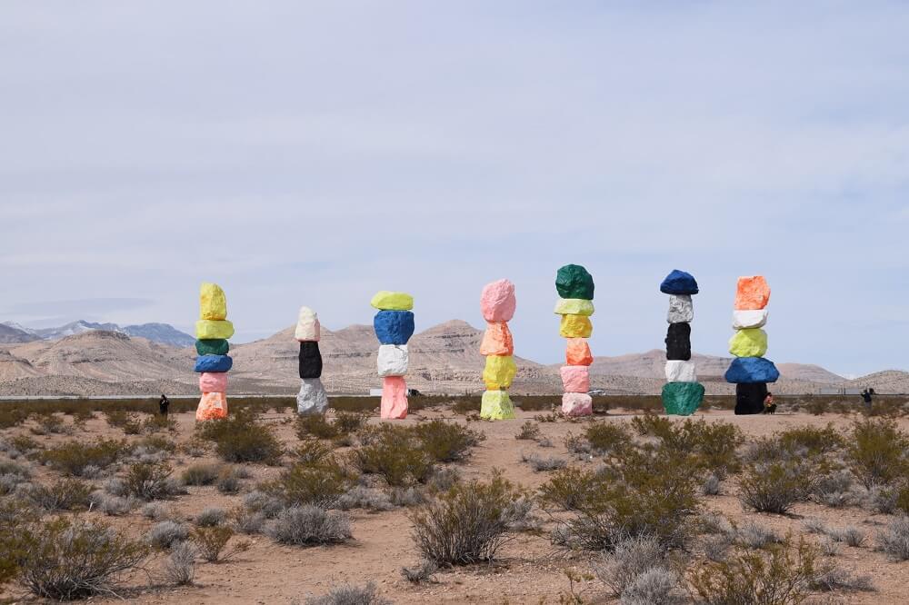 Công viên đá bảy màu "Seven Magic Mountains" đã trở thành biểu tượng của Las Vegas