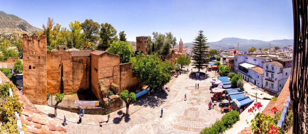 Toàn cảnh Quảng trường và Nhà thờ Hồi giáo Outa el Hammam, Chefchaouen Maroc