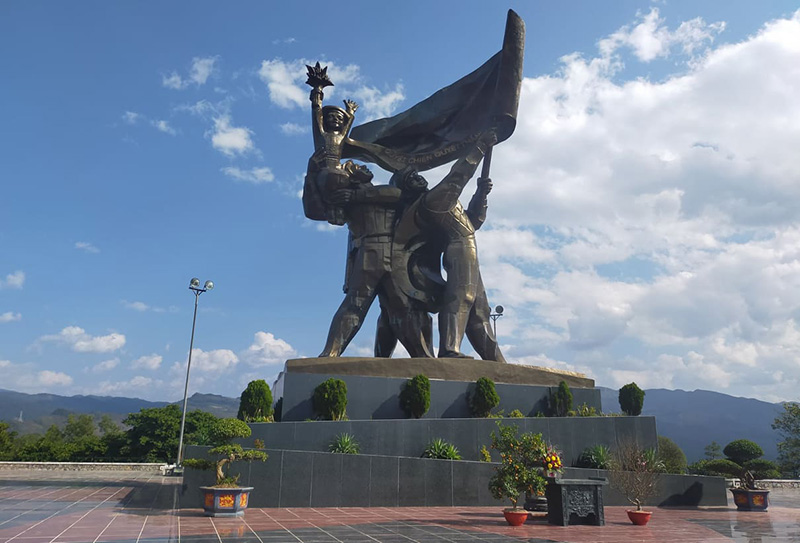 Tượng đài chiến thắng Điện Biên Phủ Tour du lịch Điện Biên