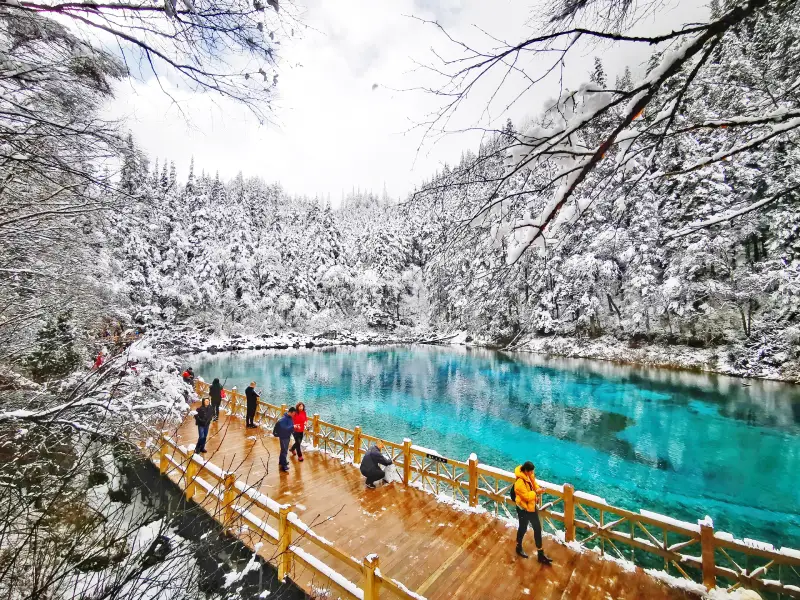 Cửu Trại Câu vào mùa đông là một "xứ sở thần tiên" kỳ diệu